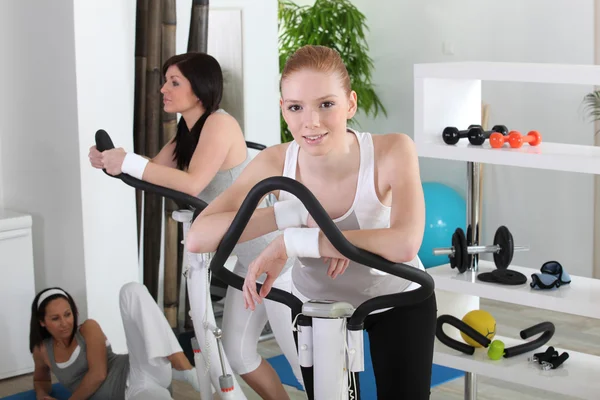 Drei Frauen trainieren in einem Fitnessstudio — Stockfoto