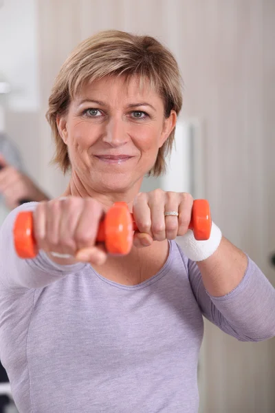 Kvinna tränar på gymmet — Stockfoto