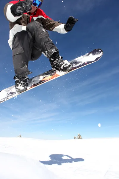 Snowboarder deslizándose por el aire — Foto de Stock