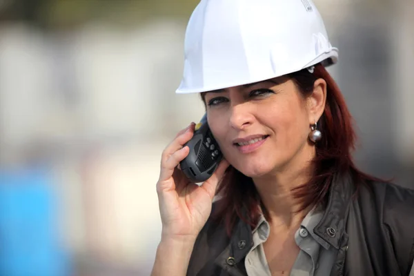 Vrouw aannemer op een bouwplaats — Stockfoto