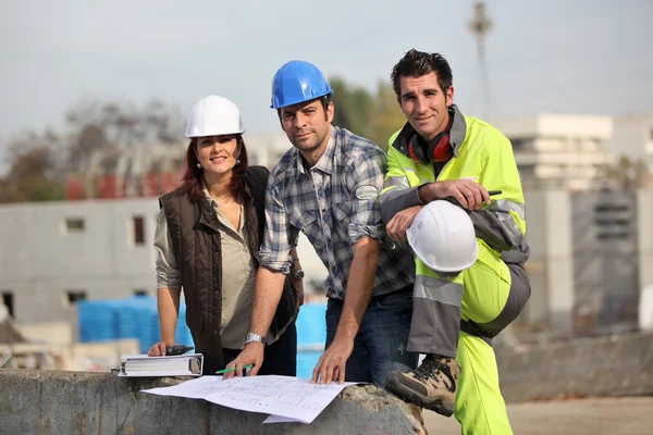 Tři stavební dělníci na webu — Stock fotografie