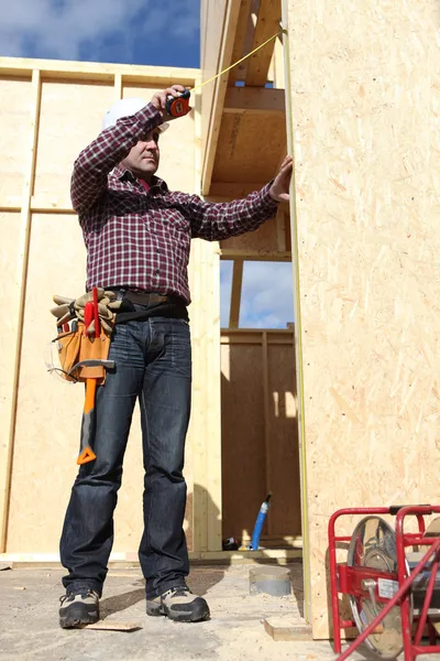 Builder z centymetrem — Zdjęcie stockowe