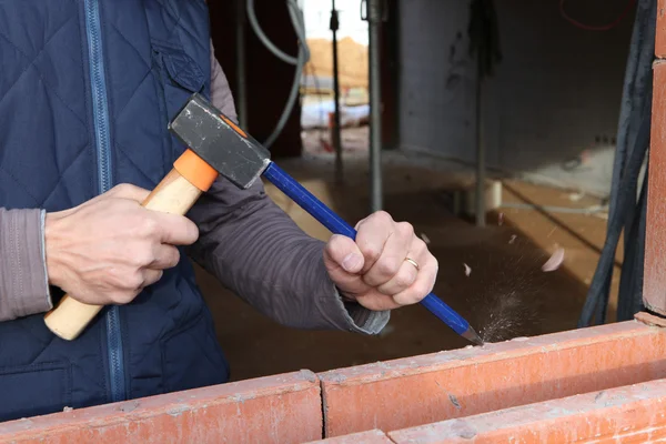Man using hammer and chisel on wall — Stock Photo, Image