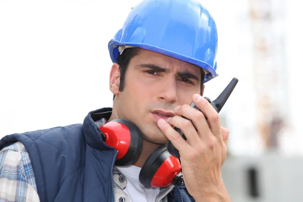 Craftsman usando um talkie-walkie — Fotografia de Stock
