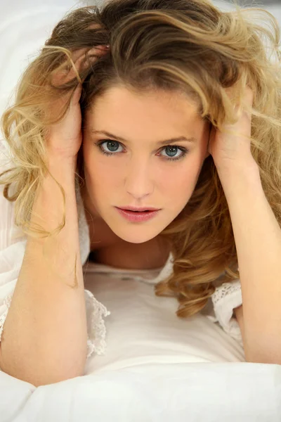 Retrato de uma jovem mulher de cabelos lisos — Fotografia de Stock