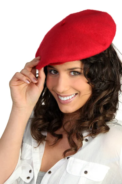 Kırmızı bere takan genç bir kadın — Stok fotoğraf