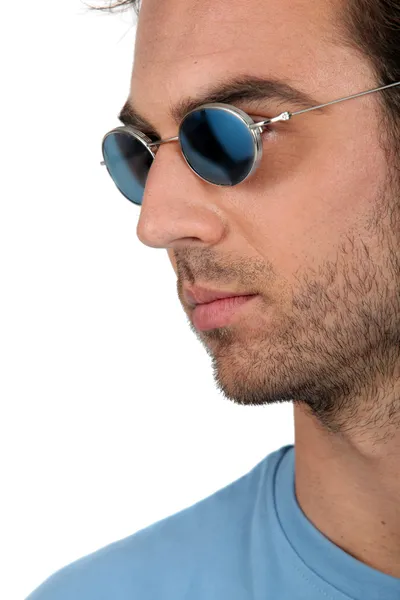 Yakışıklı erkek güneş gözlüğü takıyor — Stok fotoğraf