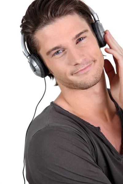Homem ouvindo música em seus fones de ouvido — Fotografia de Stock