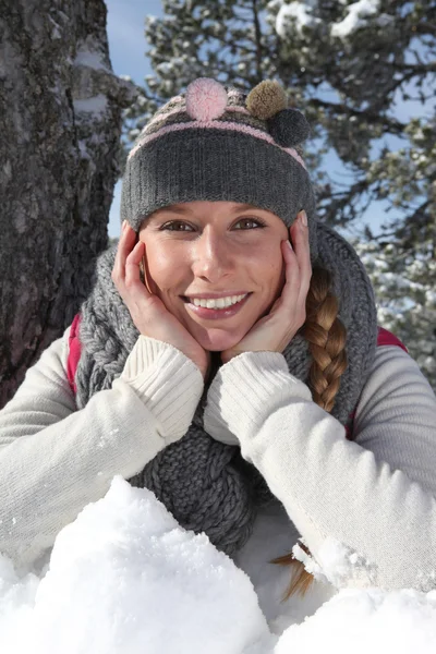 Ung kvinna i snön — Stockfoto