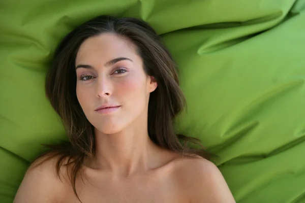 Femme couchée nue au lit — Photo