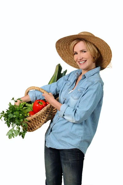 Жінка з овочевим кошиком — стокове фото