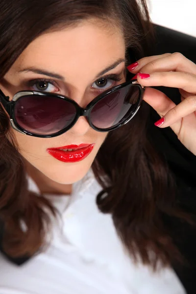 Brünette mit bezauberndem Blick und rotem Lippenstift — Stockfoto