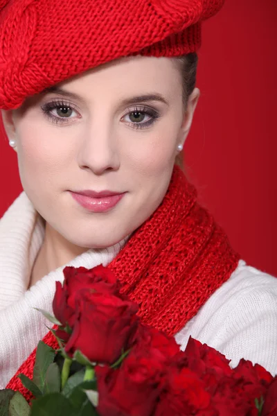 Egy vörös rózsa nő portréja. — Stock Fotó