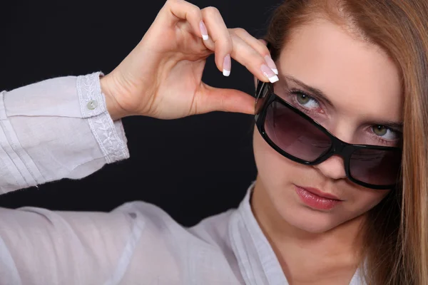 Mujer Cool en gafas de sol — Stockfoto