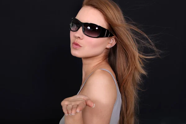 Piękna kobieta nosi okulary — Zdjęcie stockowe
