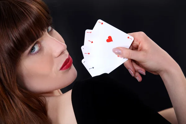 Mujer seductora jugando a las cartas — Foto de Stock