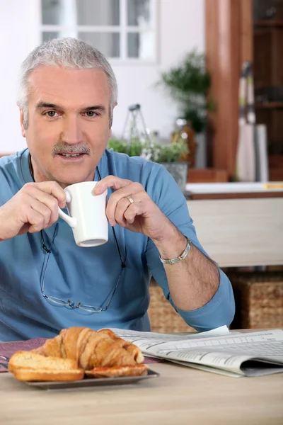 Mann trinkt Tee zum Frühstück — Stockfoto