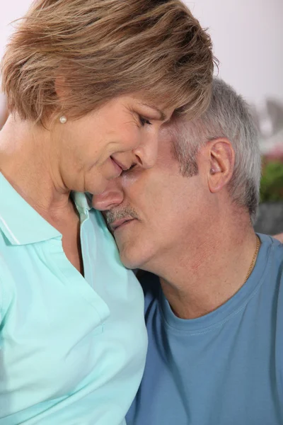 Orta yaşlı çift evde sarılma — Stok fotoğraf