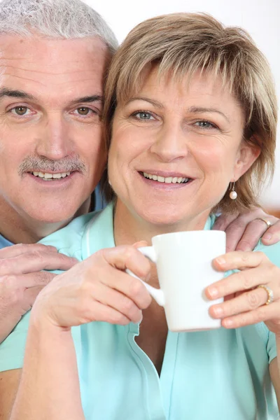 Kahve bir fincan ile Çift — Stok fotoğraf