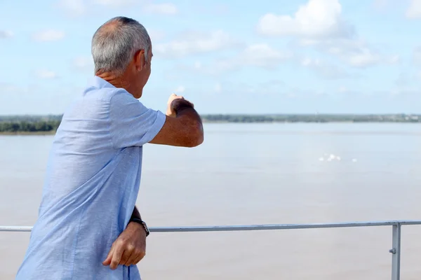 A mature man looking at the ocean. — Stock Photo, Image