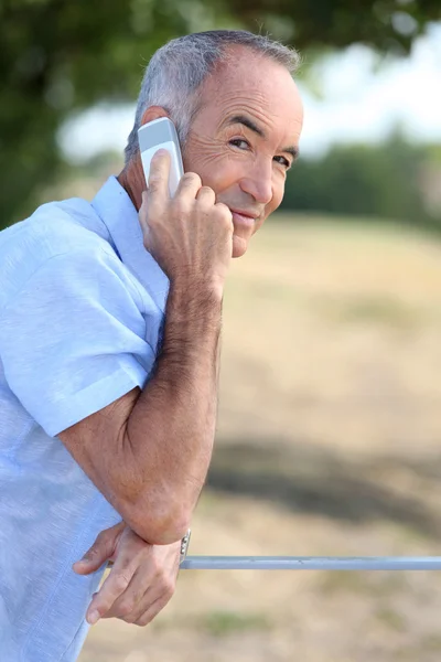 Мужчина средних лет, телефонный звонок на открытом воздухе — стоковое фото