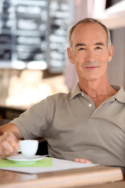 Uomo anziano che beve una tazza di espresso — Foto Stock