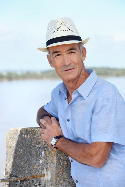 A mature man by the seashore. — Stock Photo, Image