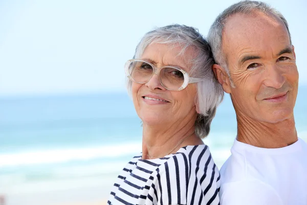 Äldre par på stranden tillsammans — Stockfoto