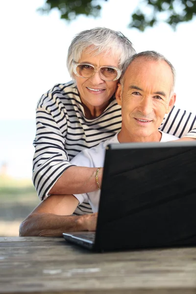 Casal aposentado no computador — Fotografia de Stock
