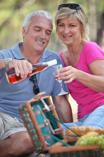 Par njuter av en picknick tillsammans — Stockfoto