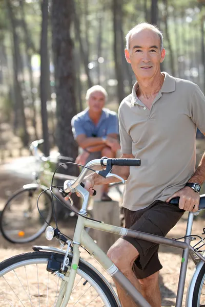 Двоє літніх чоловіків їдуть на велосипеді — стокове фото