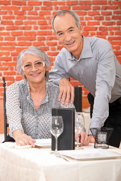 Пожилая пара в ресторане — стоковое фото