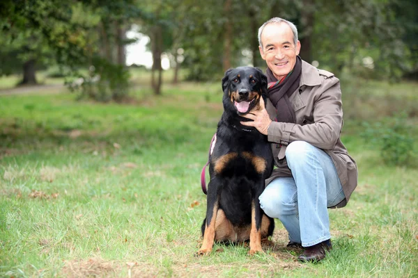 Uomo con il suo cane — Foto Stock