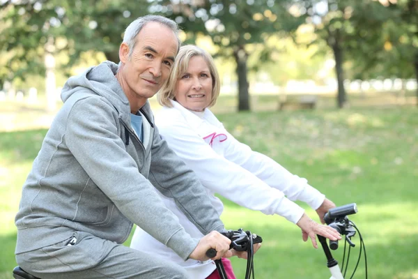 Ouderen paar op fietstocht — Stockfoto