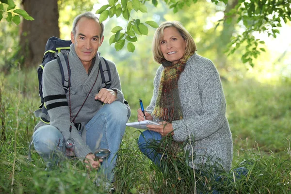 Äldre par på en vandring — Stockfoto
