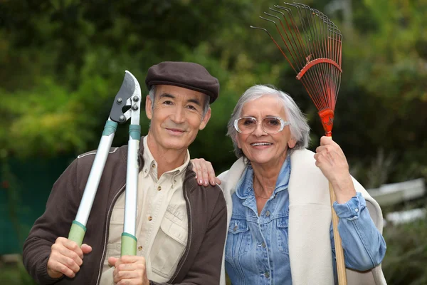 Couple of pensioners gardening — Stock Photo, Image
