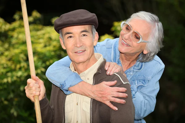 屋外で遊ぶ年配のカップル — ストック写真