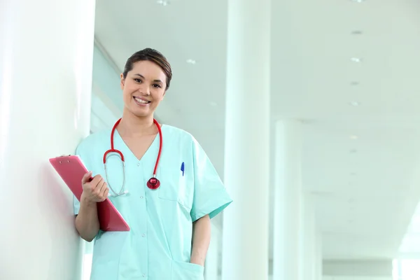 Junge Krankenschwester im Krankenhaus — Stockfoto