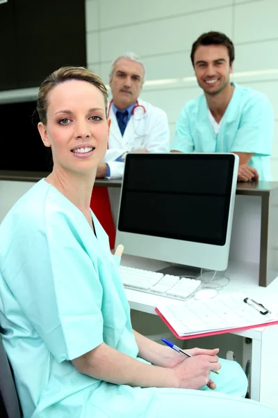 Medische collega's met een computer en een leeg scherm — Stockfoto