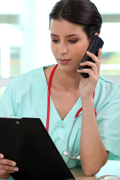 Female medic making a telephone call — Stock Photo, Image