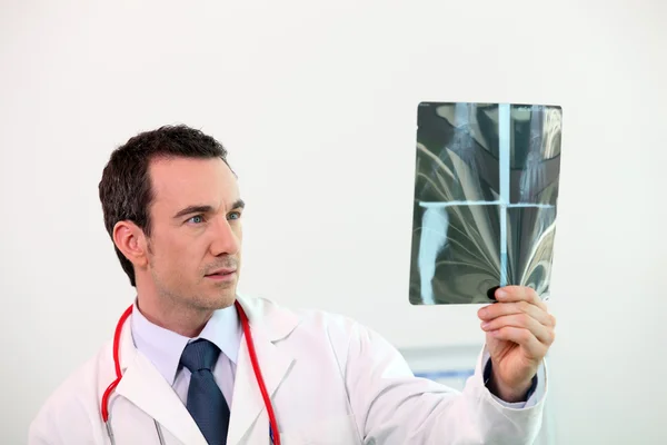 Lekarz ogląda xray — Zdjęcie stockowe