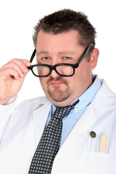 Homem vestido de médico com óculos bobos — Fotografia de Stock