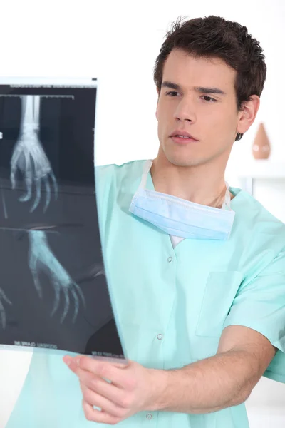 Doctor looking at an x-ray — Stock Photo, Image