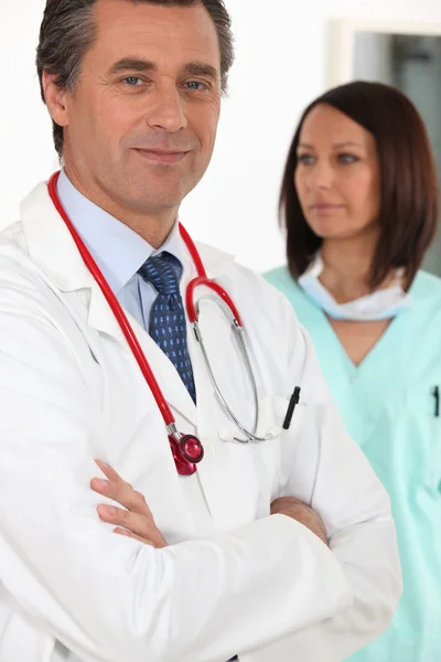 Selbstbewusster Arzt in der Nähe einer Krankenschwester — Stockfoto