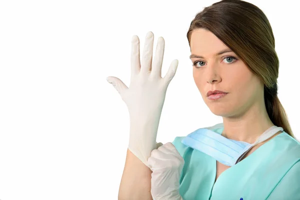 Enfermeira vestindo luvas de látex — Fotografia de Stock