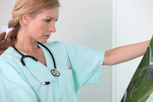 Медсестра смотрит на рентген — стоковое фото