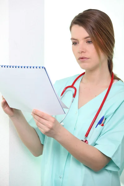 Enfermeira olhando para o calendário — Fotografia de Stock