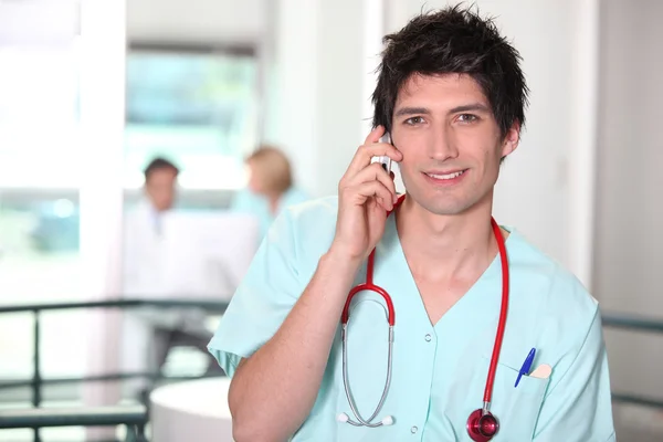 Gezondheidszorg werknemer praten over de telefoon — Stockfoto