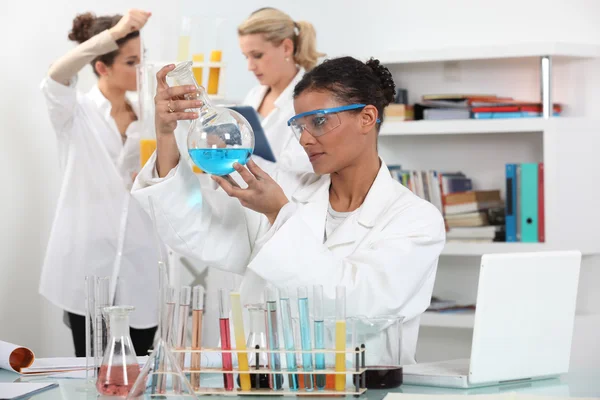 三个女人在科学实验室 — 图库照片