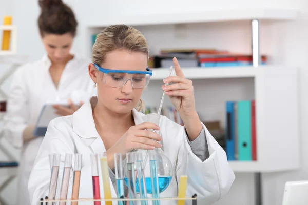 Twee studenten in de wetenschap klasse — Stockfoto